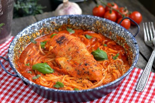 Bazsalikomos-paradicsomos spagetti csirkemellel 